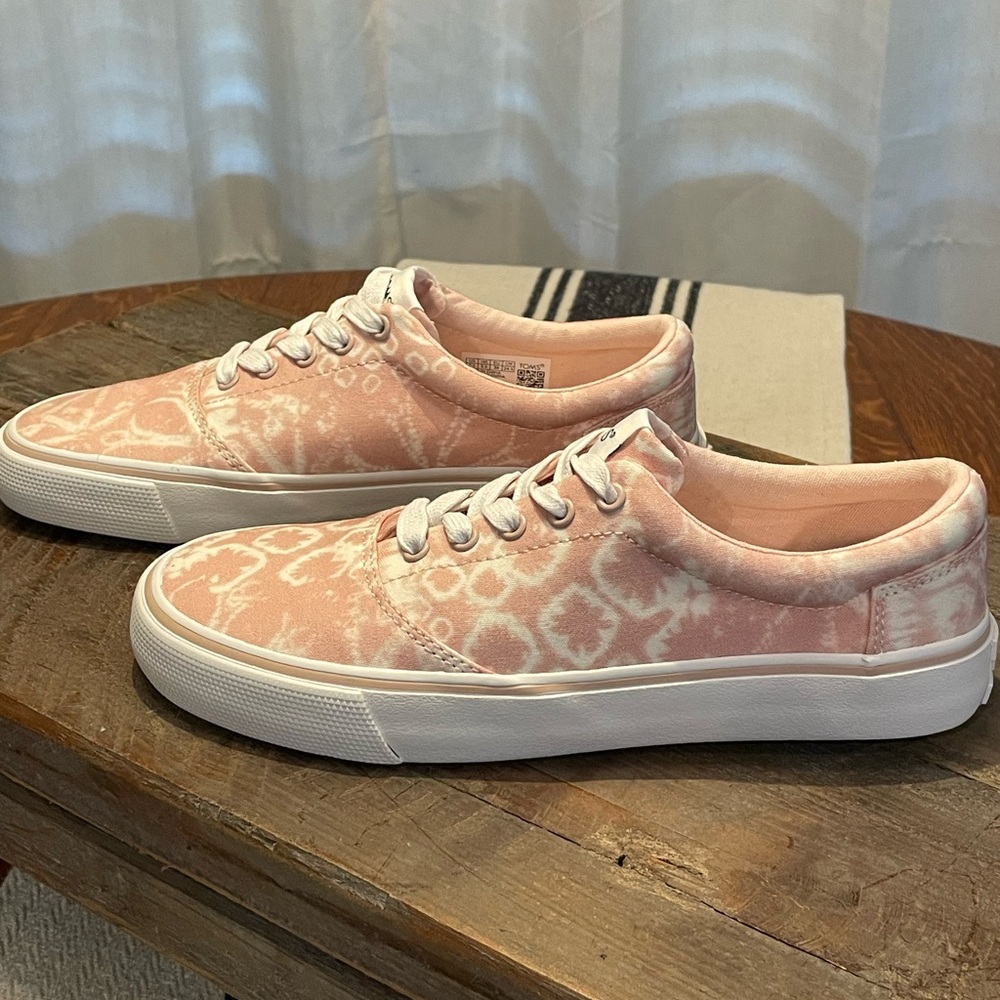 Toms New Pink and White Sneakers Size 7.5 Medium - Picture 3 of 6